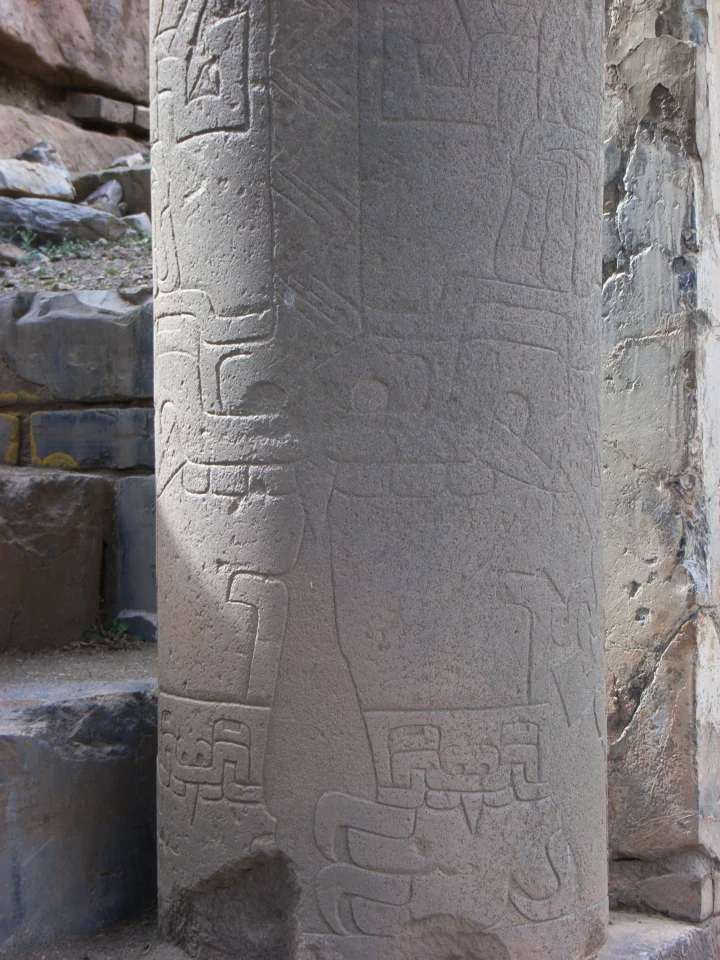 Säule mit Relieff