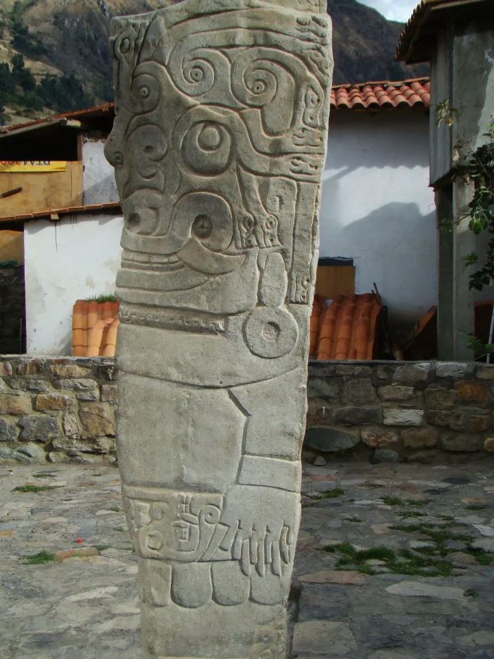 Ansicht der Lanzón-Stele als Mensch-Katze-Hybridfigur