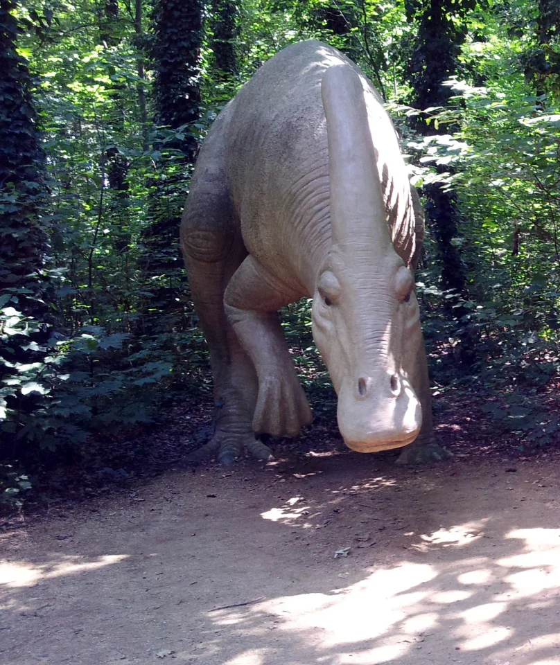 Ein Hadrosaurier mit großem Kamm.