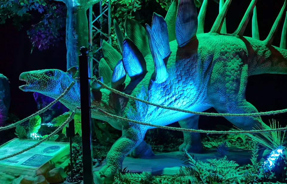 Ein großer Pflanzenfresser mit spitz zulaufenden Hornplatten auf dem Rücken