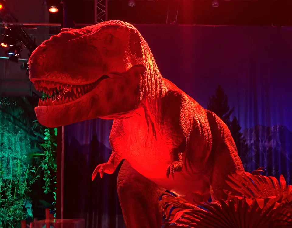 Ein T-Rex öffnet sein Maul.