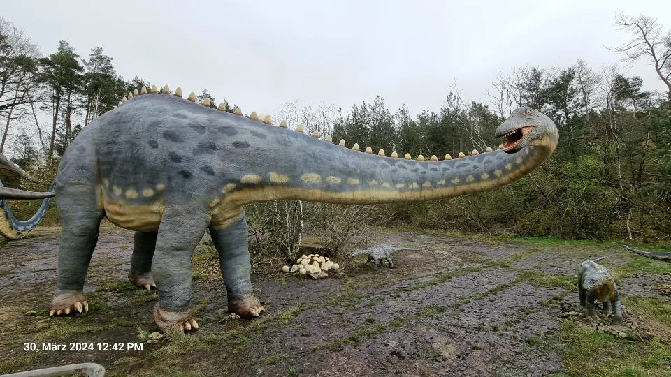 Ein Diplodocus verteidigt mit seinem peitschenartigem Schwant sein Junges.