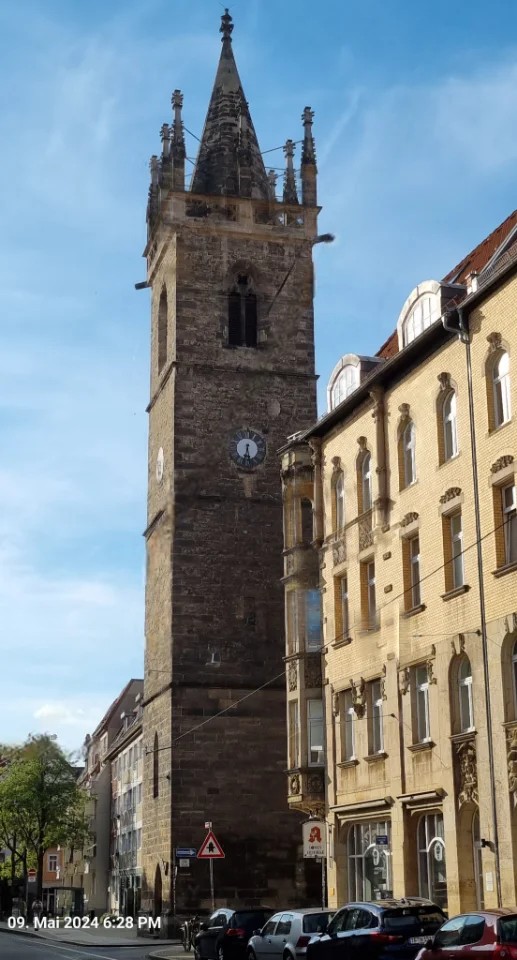 Ein großer Kirchturm aus dem Mittelalter