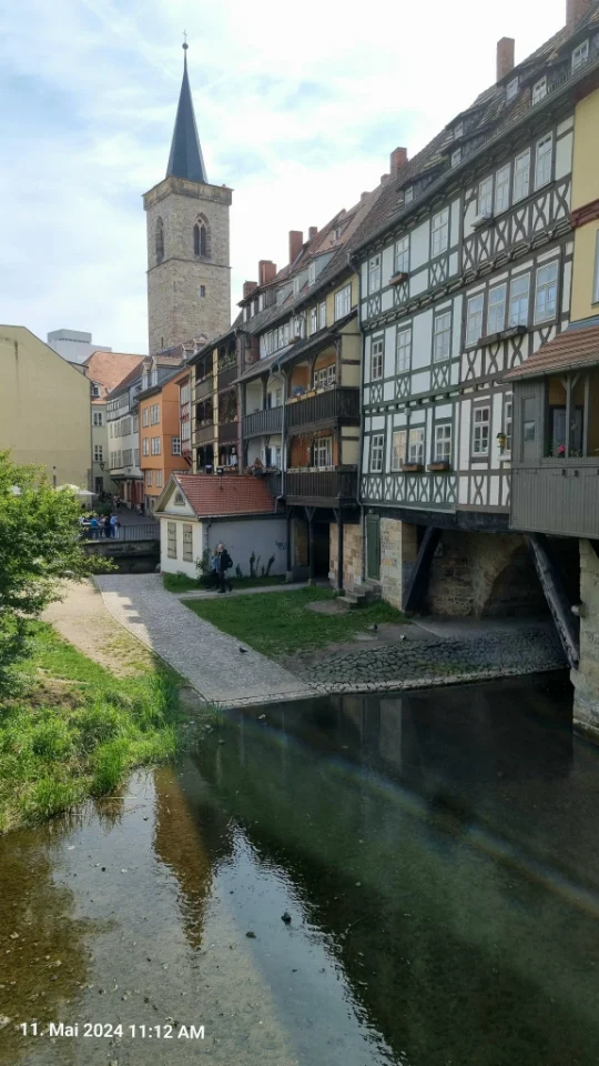 Eine mittelalterliche Brücke, mit Häusern bebaut.