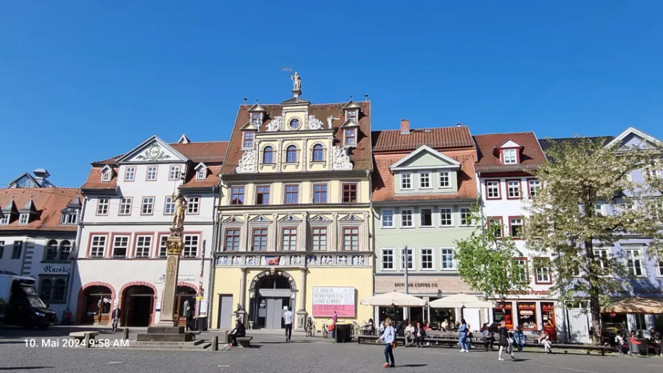 Blick auf eine Häuserzeile.