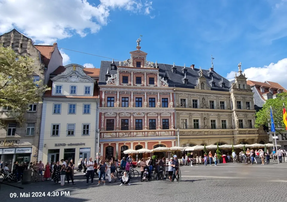 Blick auf eine Häuserzeile.