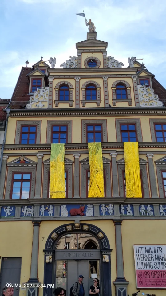 Blick auf eine Häuserzeile.