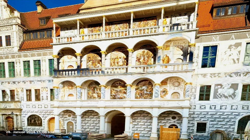 Der Innenhof mit Säulen und Bögen