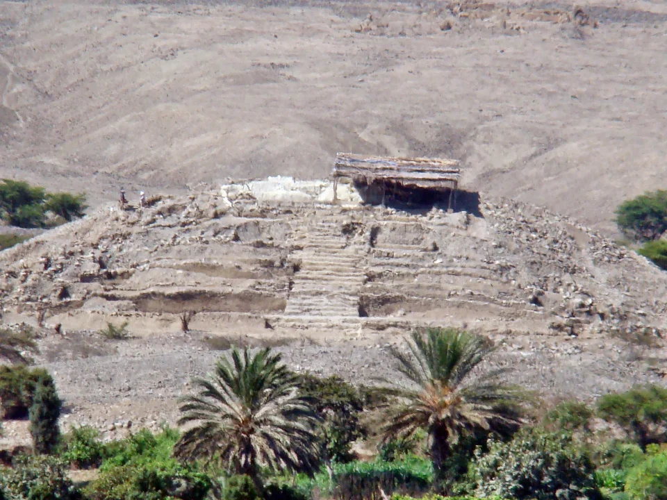 Eine Lehmpyramide, von der nur noch Überreste zu sehen sind.