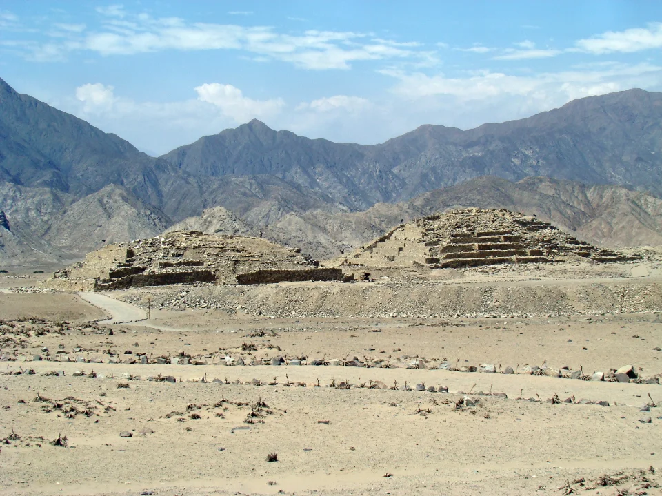 Ansicht zweier Lehmpyramiden