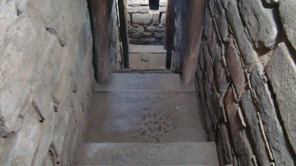 Eine Steintreppe, die in das Innere führt.