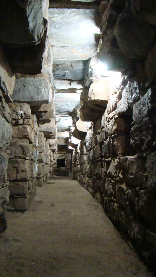 Ein Gang im Inneren der Anlage