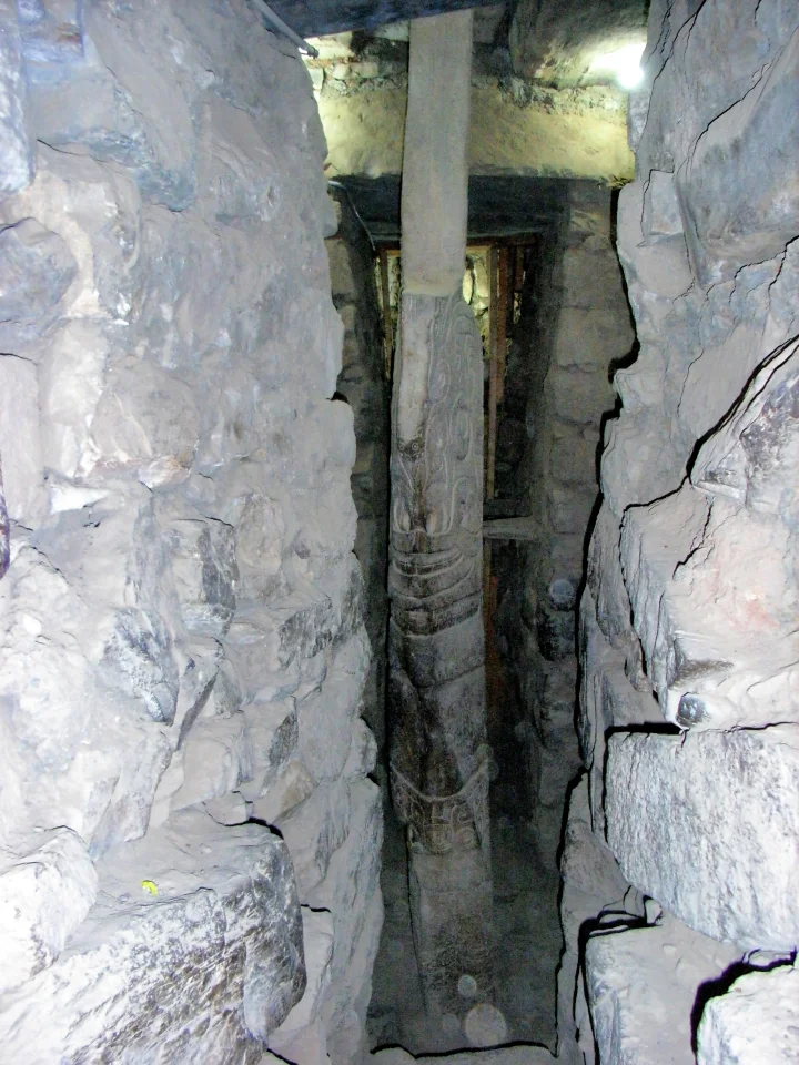 Ansicht auf den Lanzón im Innenbereich des Tempels