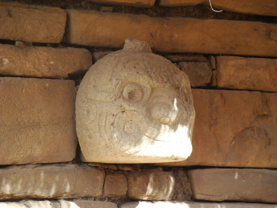 Steinkopf an einer Wand des Tempels