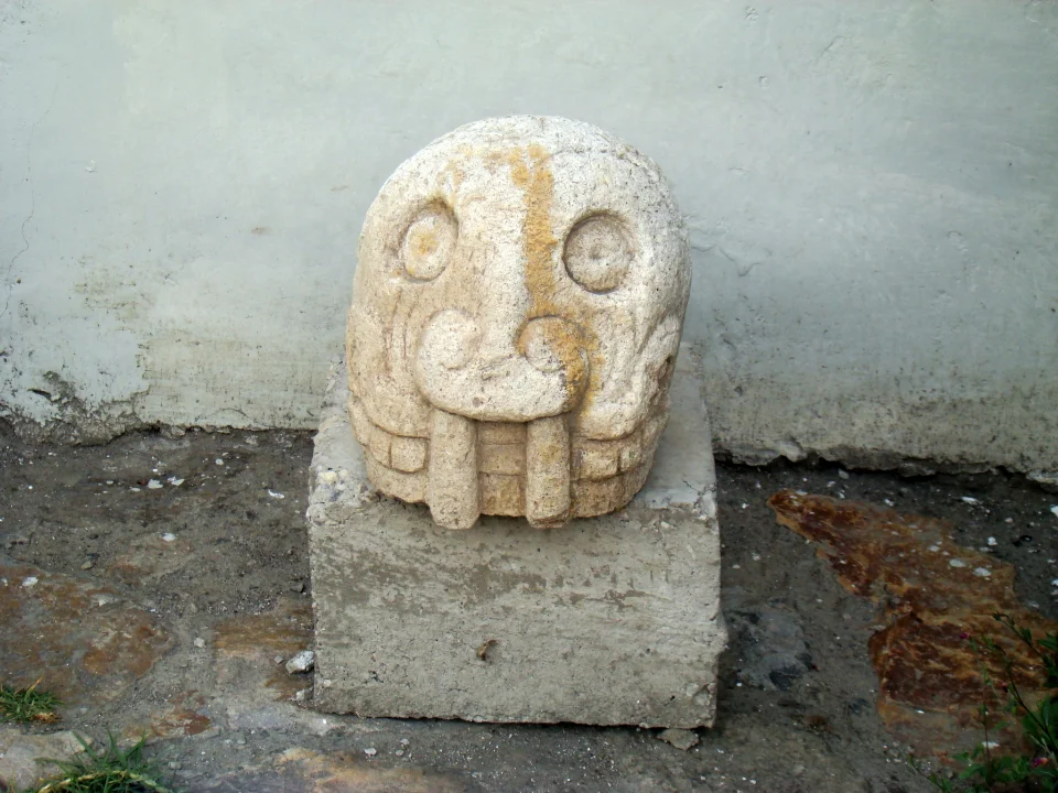 Steinkopf auf einem Granitstein