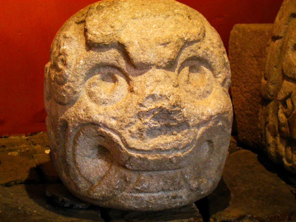 Ein Zapfenkopf der Chavinkultur