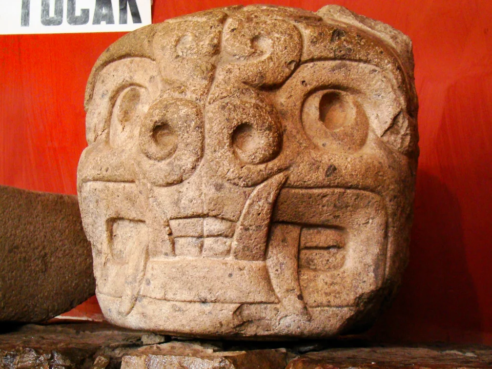 Ein Zapfenkopf der Chavinkultur