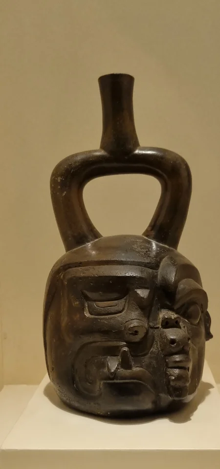 Eine Gottheit mit Raubkatzenzügen