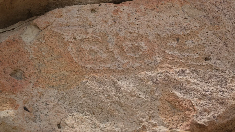 Petroglyphen am Straßenrand